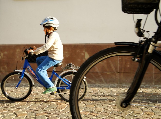 Un enfant sur son vélo